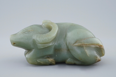Un mod&egrave;le d'un boeuf en jade c&eacute;ladon sculpt&eacute;, Qing