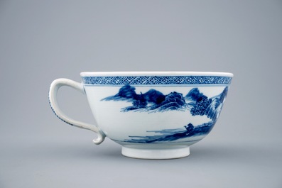 Een Chinese blauw-witte sauskom uit de Nanking cargo, Qianlong
