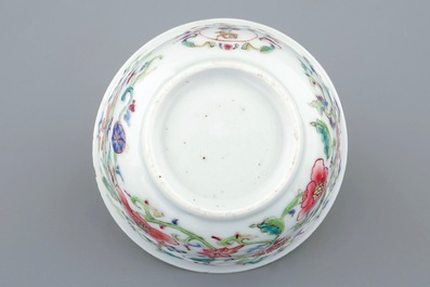 Een Chinese famille rose kop en schotel met wapendecor, Yongzheng/Qianlong
