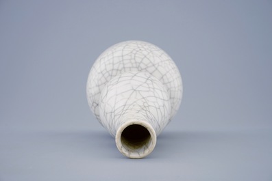 Een monochrome Chinese dubbele gourde vaas met craquel&eacute; glazuur, 19e eeuw