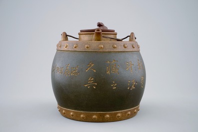 Une th&eacute;i&egrave;re et son couvercle en gr&egrave;s &eacute;maill&eacute; de Yixing avec inscription, Chine, 20&egrave;me