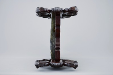 Un &eacute;cran de table chinois en pierre de savon imitant jade vert sculpt&eacute;, 19/20&egrave;me