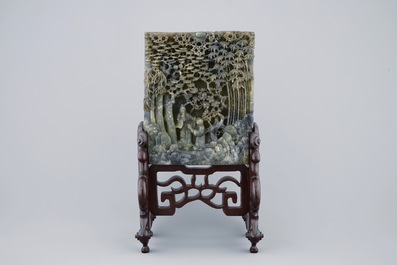 Un &eacute;cran de table chinois en pierre de savon imitant jade vert sculpt&eacute;, 19/20&egrave;me