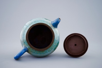 Een beschilderde Chinese Yixing steengoed theepot met deksel, 19e eeuw