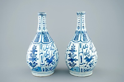 Une paire de vases en porcelaine de Chine bleu et blanc de type Kraak, Wanli, 1573-1619