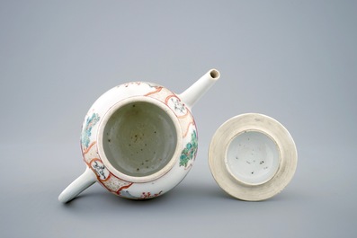 Une th&eacute;i&egrave;re en porcelaine de Chine &agrave; d&eacute;cor mandarin, Qianlong, 18&egrave;me