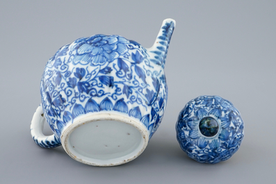 Une th&eacute;i&egrave;re et son couvercle en porcelaine de Chine bleu et blanc, Kangxi