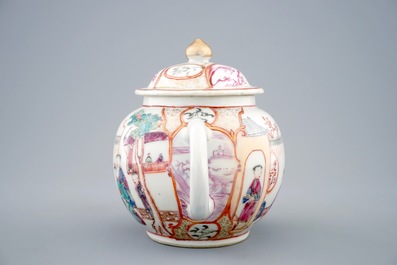 Une th&eacute;i&egrave;re en porcelaine de Chine &agrave; d&eacute;cor mandarin, Qianlong, 18&egrave;me