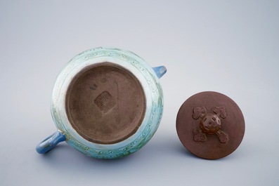 Een beschilderde Chinese Yixing steengoed theepot met deksel, 19e eeuw