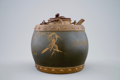 Une th&eacute;i&egrave;re et son couvercle en gr&egrave;s &eacute;maill&eacute; de Yixing avec inscription, Chine, 20&egrave;me