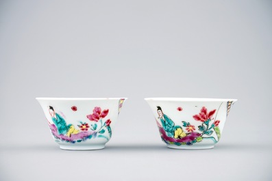 Een paar Chinese famille rose koppen en schotels met paarden, Yongzheng, 1723-1735