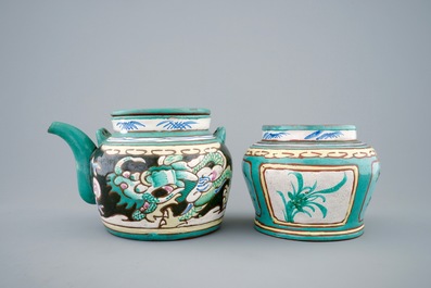 Une th&eacute;i&egrave;re et son couvercle en gr&egrave;s &eacute;maill&eacute; de Yixing et un pot de conservation, Chine, 19&egrave;me