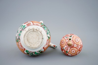 Een Chinese verte-Imari chocoladepot met deksel, Kangxi