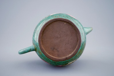 Une th&eacute;i&egrave;re et son couvercle en gr&egrave;s &eacute;maill&eacute; de Yixing, Chine, 19&egrave;me