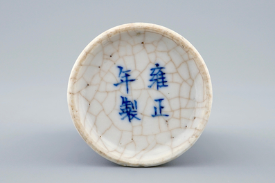 Une tabati&egrave;re en porcelaine de Chine bleu et blanc, marque et &eacute;poque de Yongzheng