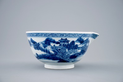 Een Chinese blauw-witte sauskom uit de Nanking cargo, Qianlong