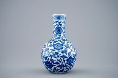 A blue and white Chinese tianqiuping bottle vase with lotus scrolls, 19/20th C.