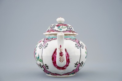 Een Chinese famille rose theepot met deksel, Yongzheng/Qianlong