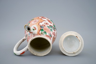 Een Chinese verte-Imari chocoladepot met deksel, Kangxi