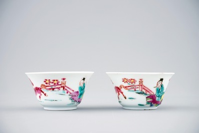 Een paar Chinese famille rose koppen en schotels met paarden, Yongzheng, 1723-1735