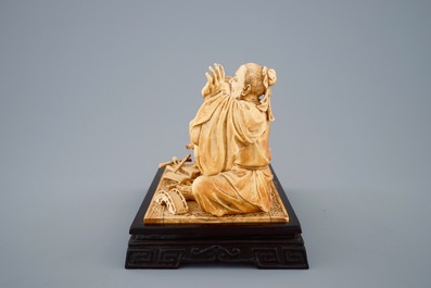 Un groupe en ivoire sculpt&eacute; d'un charpentier avec son &eacute;l&egrave;ve, vers 1900