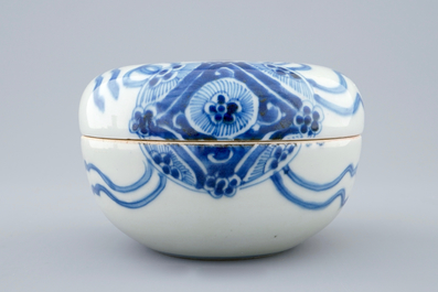 Une bo&icirc;te couverte en porcelaine de Chine bleu et blanc, &eacute;poque Transition, 1620-1683