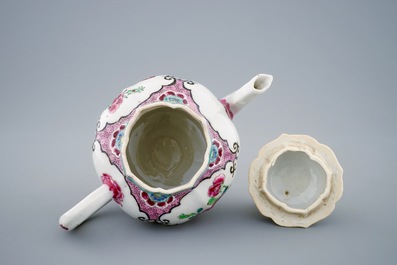 Een Chinese famille rose theepot met deksel, Yongzheng/Qianlong