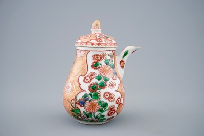 Een Chinese verte-Imari chocoladepot met deksel, Kangxi