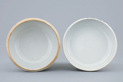 Une bo&icirc;te couverte en porcelaine de Chine bleu et blanc, &eacute;poque Transition, 1620-1683