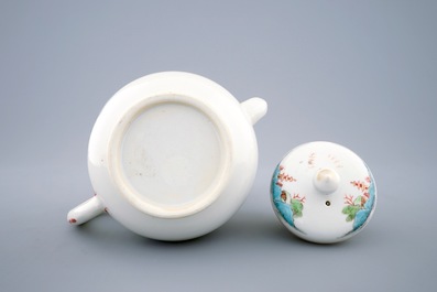 Een Chinese famille rose theepot met landschapsdecor, Qianlong, 18e eeuw