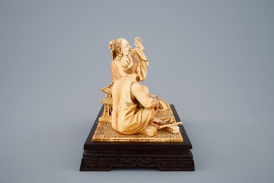 Un groupe en ivoire sculpt&eacute; d'un charpentier avec son &eacute;l&egrave;ve, vers 1900