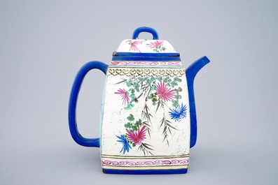 Een grote beschilderde Chinese Yixing steengoed theepot met deksel, 19e eeuw