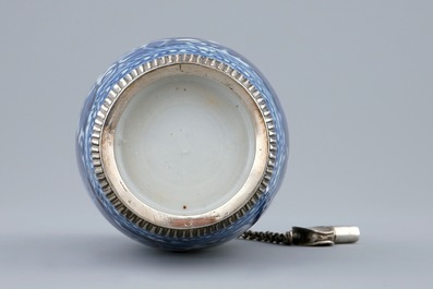 Une bouteille &agrave; gin en porcelaine de Chine bleu et blanc mont&eacute;e en argent, Kangxi
