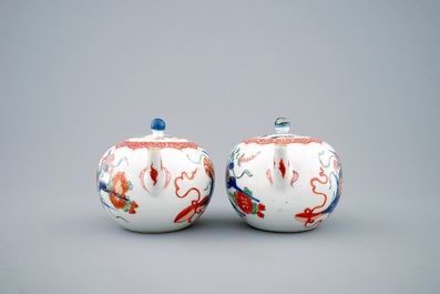 Een paar Chinese verte-Imari theepotten met deksels, Kangxi