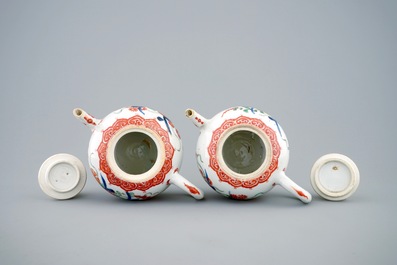 Een paar Chinese verte-Imari theepotten met deksels, Kangxi
