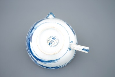 Een Chinese blauw-witte sauskom uit de Nanking cargo, Qianlong