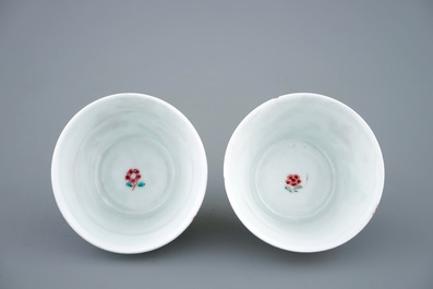 Een paar Chinese famille rose koppen en schotels met paarden, Yongzheng, 1723-1735
