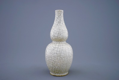 Een monochrome Chinese dubbele gourde vaas met craquel&eacute; glazuur, 19e eeuw
