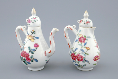 Een paar Chinese famille rose kannen met deksels, Yongzheng, 1723-1735