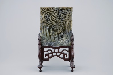 Un &eacute;cran de table chinois en pierre de savon imitant jade vert sculpt&eacute;, 19/20&egrave;me