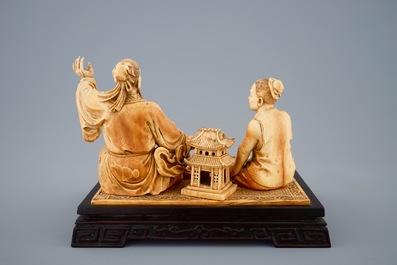 Un groupe en ivoire sculpt&eacute; d'un charpentier avec son &eacute;l&egrave;ve, vers 1900