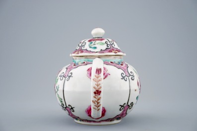 Een Chinese famille rose theepot met deksel, Yongzheng/Qianlong