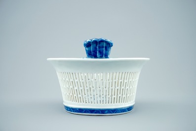 A Chinese blue and white pierced basket on stand, Qianlong, 18th C.