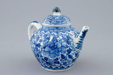 Une th&eacute;i&egrave;re et son couvercle en porcelaine de Chine bleu et blanc, Kangxi