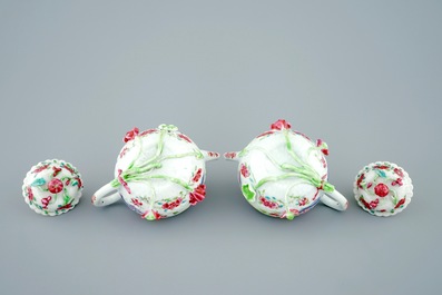 Een paar Chinese famille rose theepotten met hanen, Yongzheng, 1723-1735