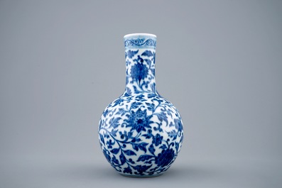 A blue and white Chinese tianqiuping bottle vase with lotus scrolls, 19/20th C.