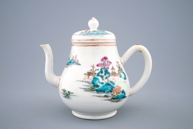 Een Chinese famille rose theepot met landschapsdecor, Qianlong, 18e eeuw