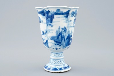 Een Chinese blauw-witte beker op voet met vlakverdeling, Kangxi