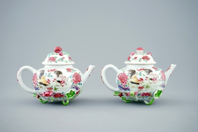 Een paar Chinese famille rose theepotten met hanen, Yongzheng, 1723-1735