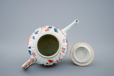 Une th&eacute;i&egrave;re et son couvercle en porcelaine Imari de Japon, 18&egrave;me